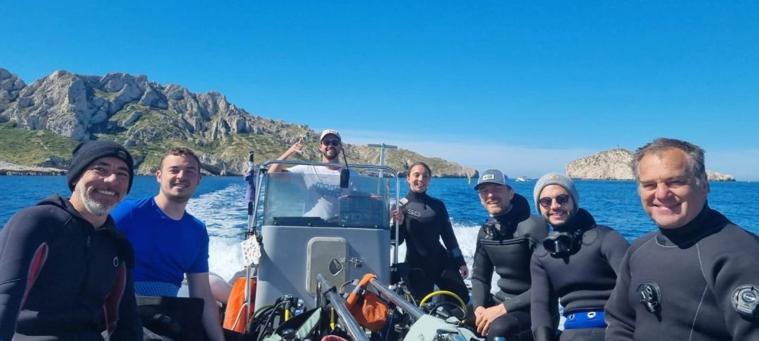L'équipe du club à bord du bateau
