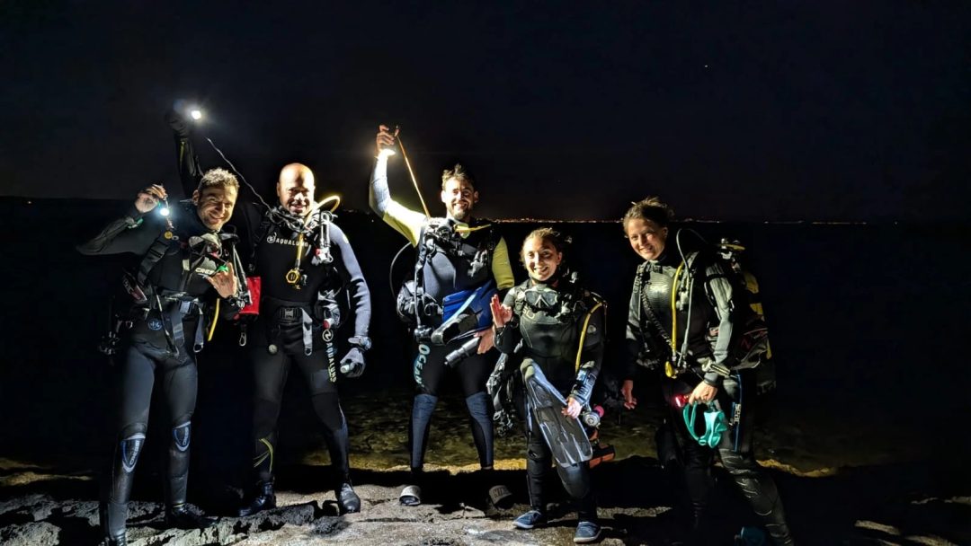 Plongeurs à la sortie d'une plongée de nuit